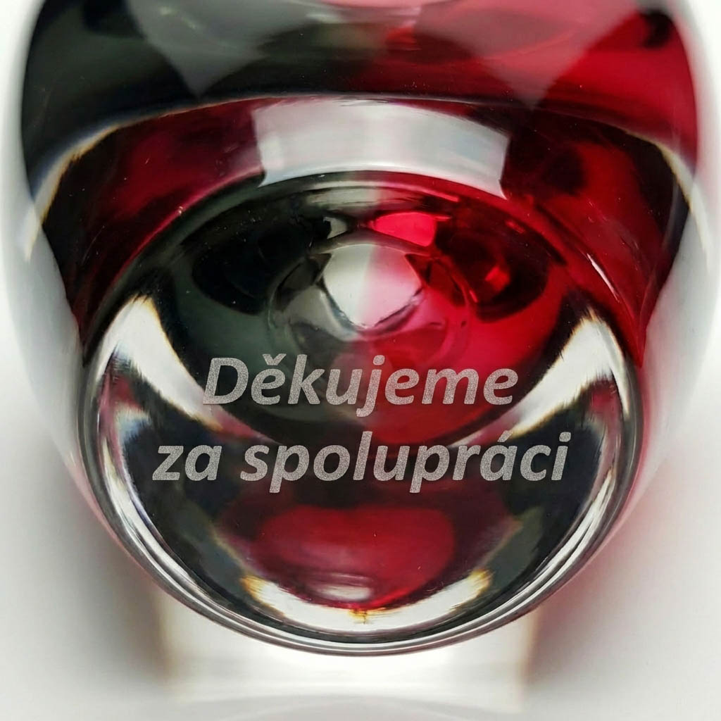 Detail gravírování textu na dně skleněného výrobku Artcristal Bohemia – Děkujeme za spolupráci